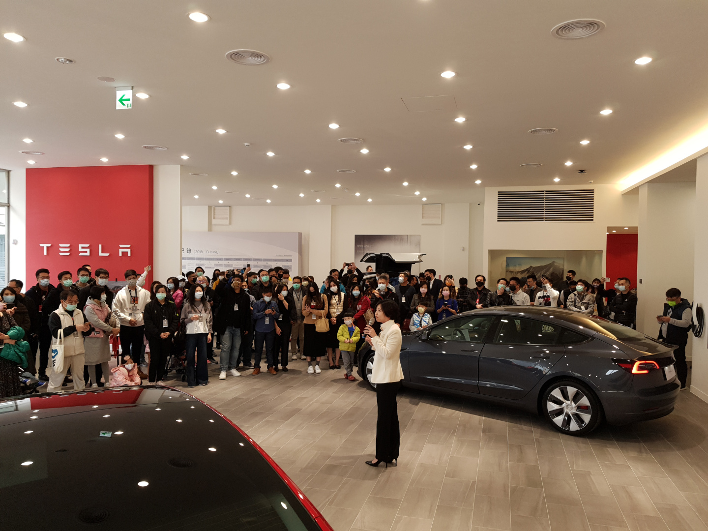 SMALL_Tesla 2020 年底達成台灣總交付 10,000 輛里程碑，宣布第一季將引入白色內裝版本的 Model 3 Long Range 現貨車，消費者可至全台 Tesla 體驗中心洽詢。